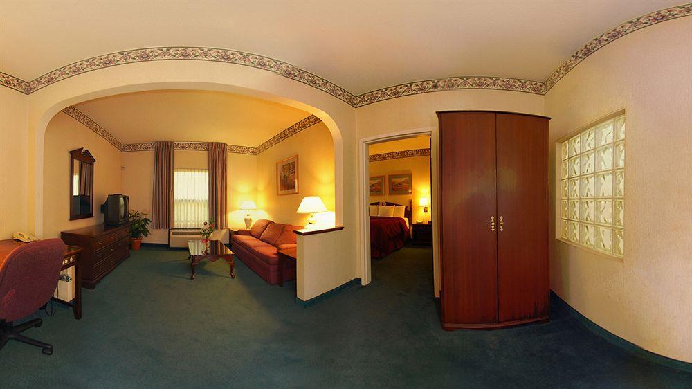 Clarion Inn & Suites Northwest Indianapolis Zewnętrze zdjęcie
