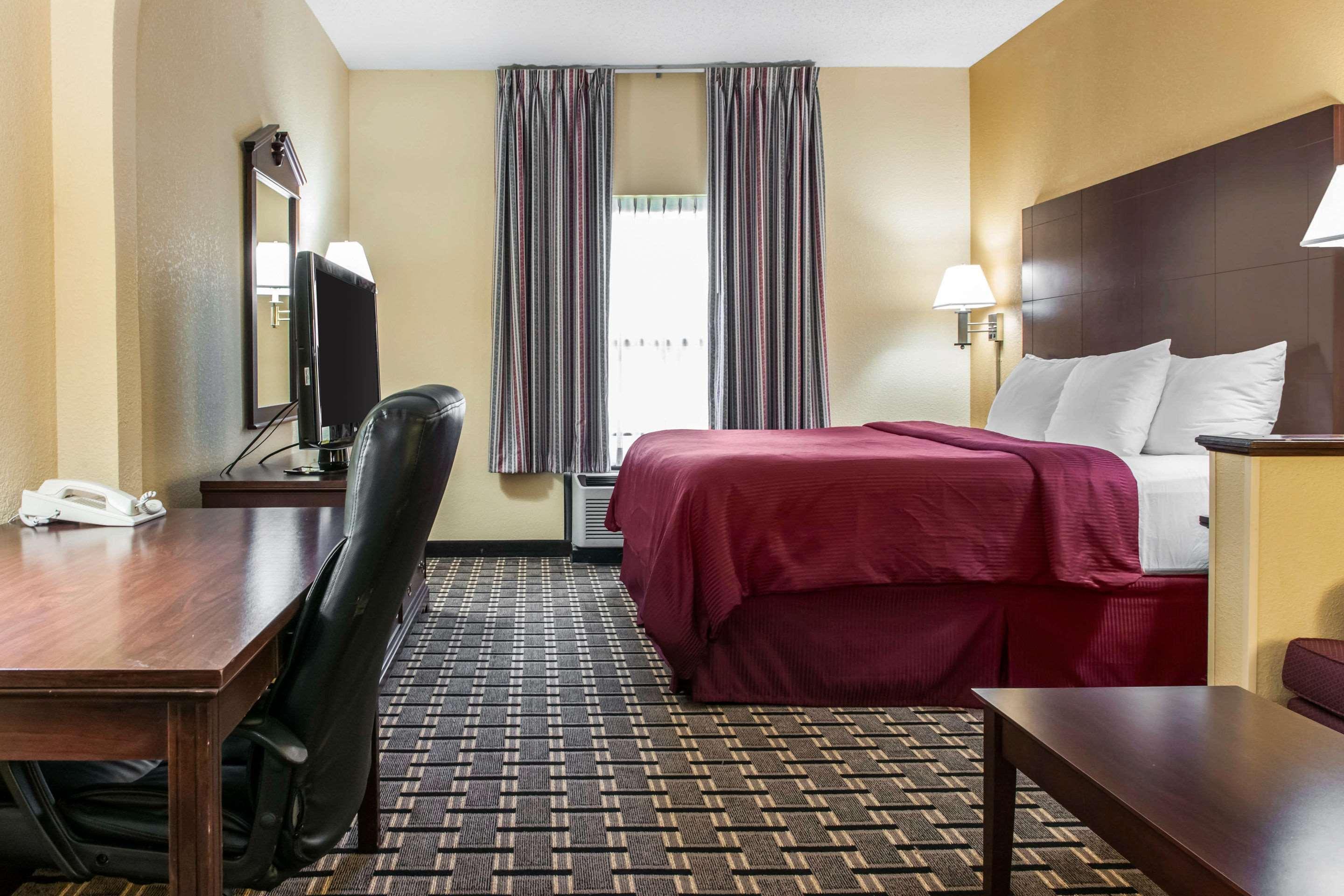 Clarion Inn & Suites Northwest Indianapolis Zewnętrze zdjęcie