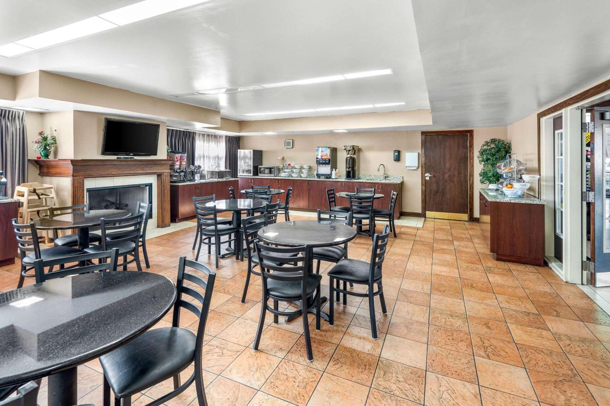Clarion Inn & Suites Northwest Indianapolis Zewnętrze zdjęcie