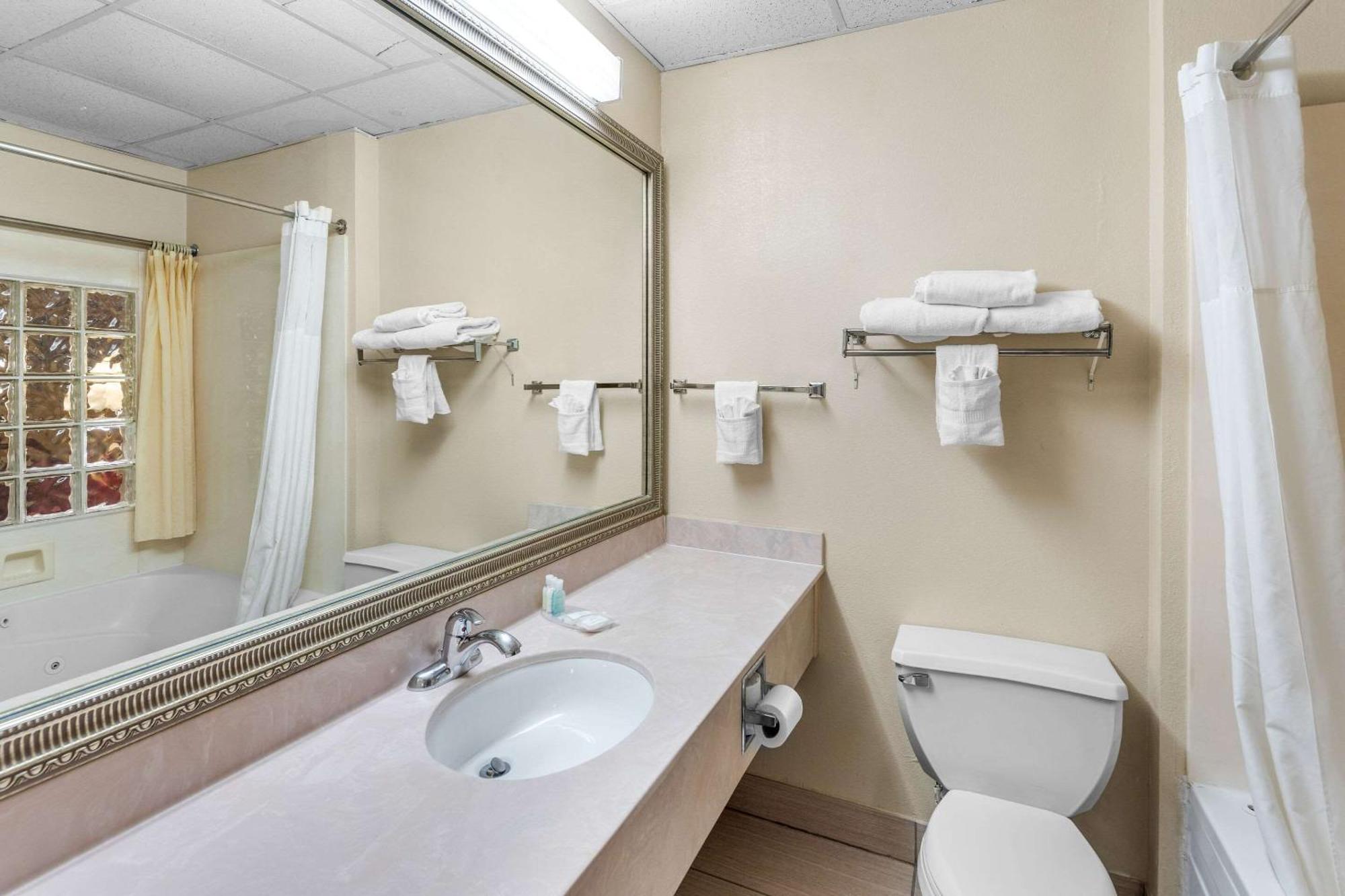 Clarion Inn & Suites Northwest Indianapolis Zewnętrze zdjęcie