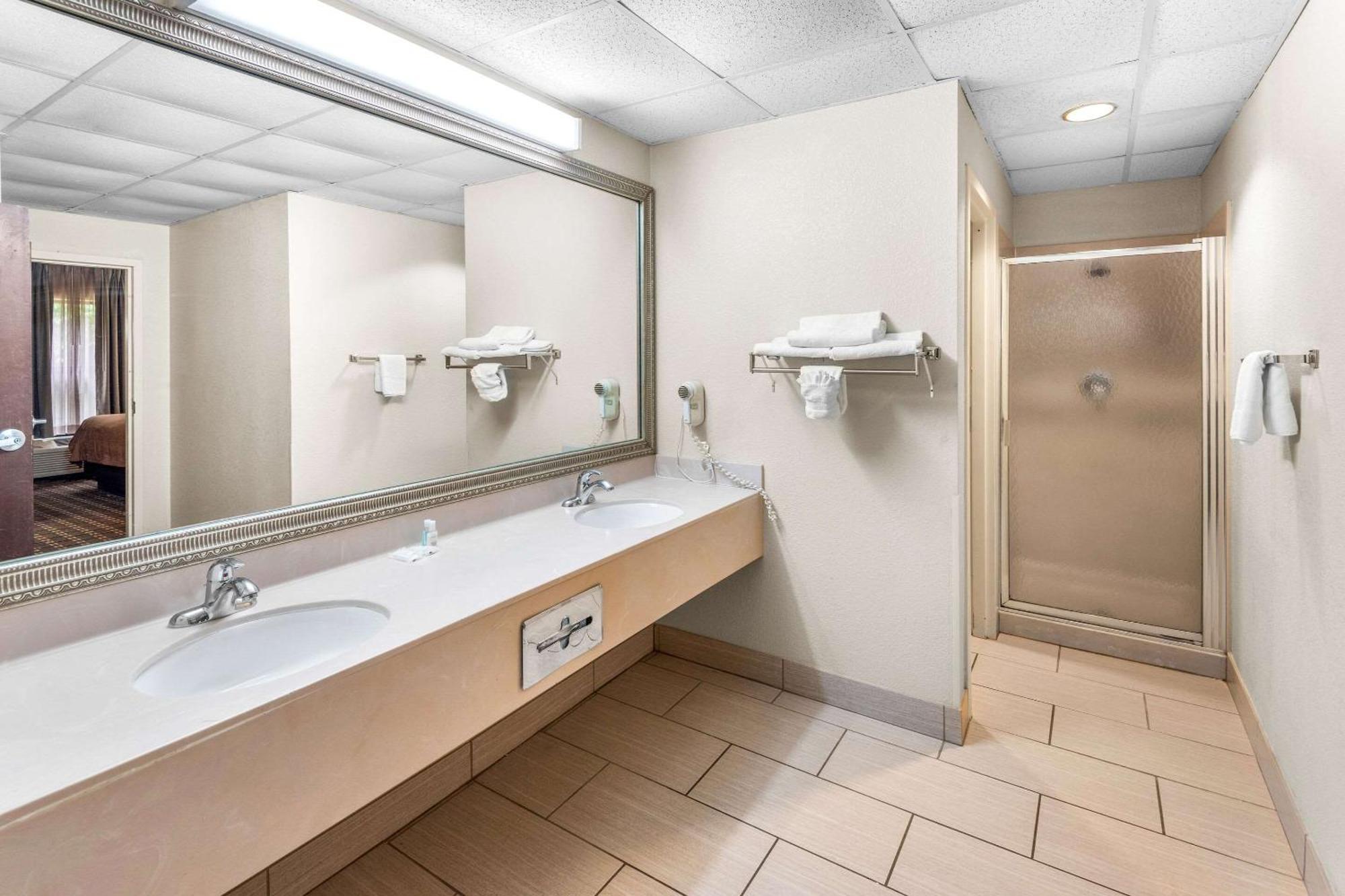 Clarion Inn & Suites Northwest Indianapolis Zewnętrze zdjęcie