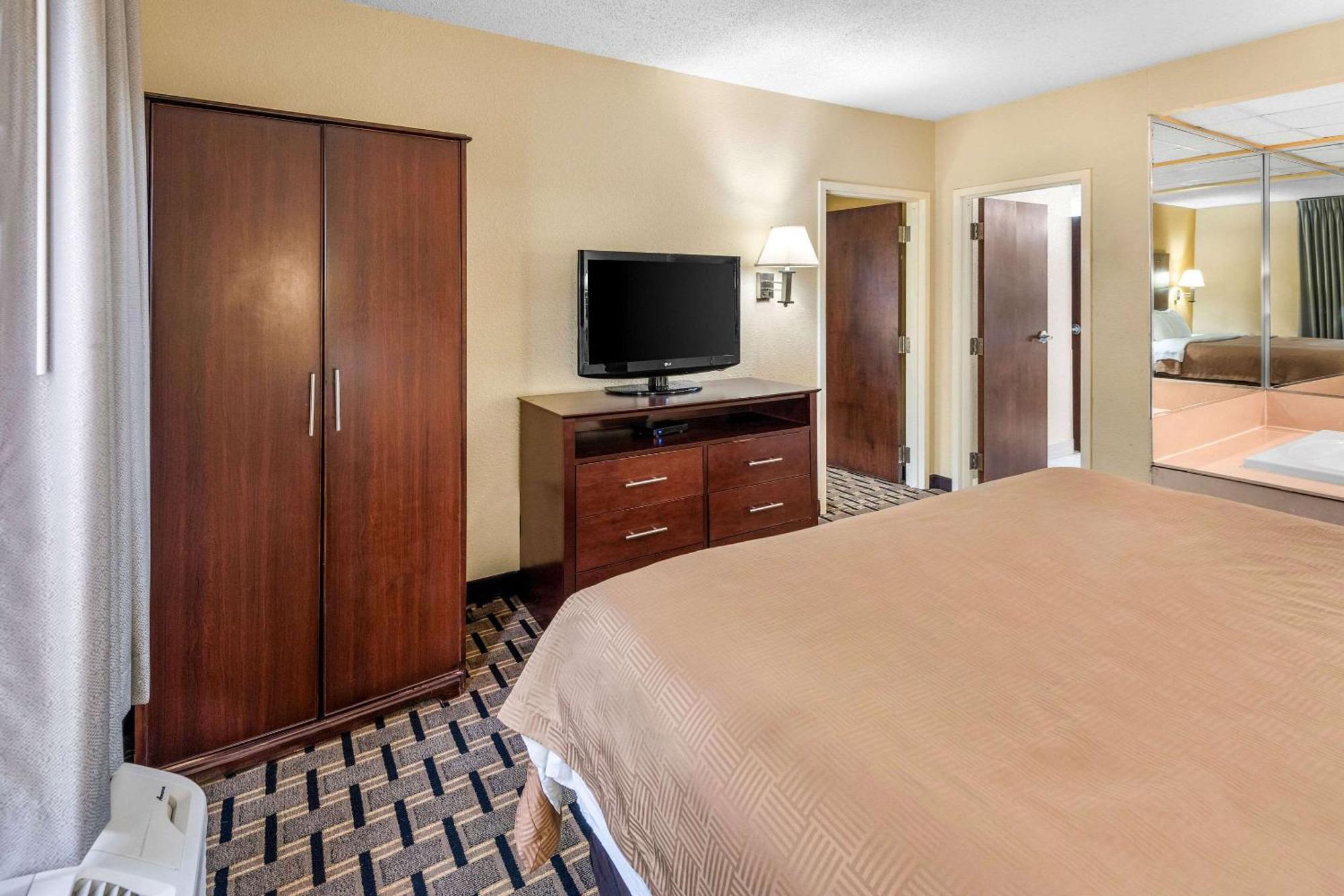 Clarion Inn & Suites Northwest Indianapolis Zewnętrze zdjęcie
