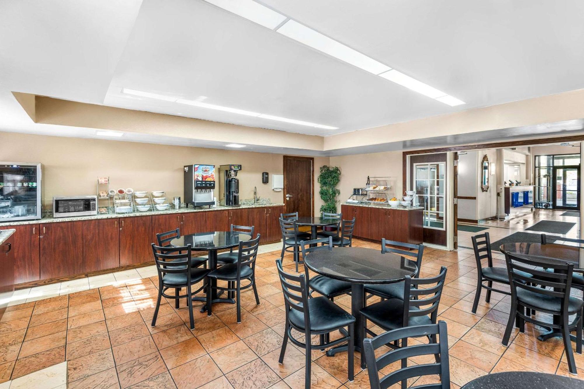 Clarion Inn & Suites Northwest Indianapolis Zewnętrze zdjęcie