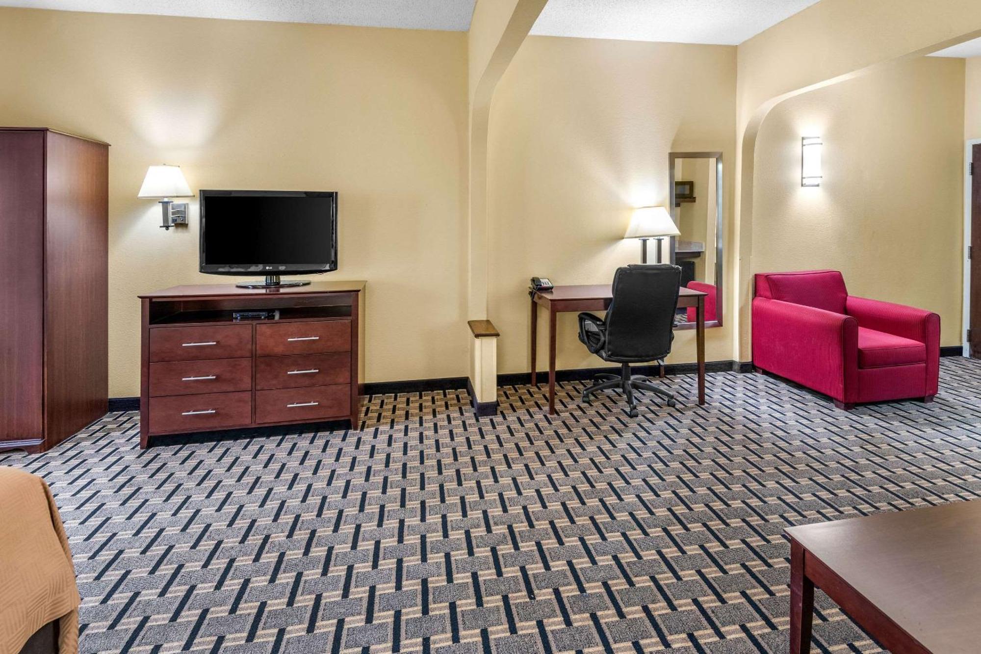 Clarion Inn & Suites Northwest Indianapolis Zewnętrze zdjęcie