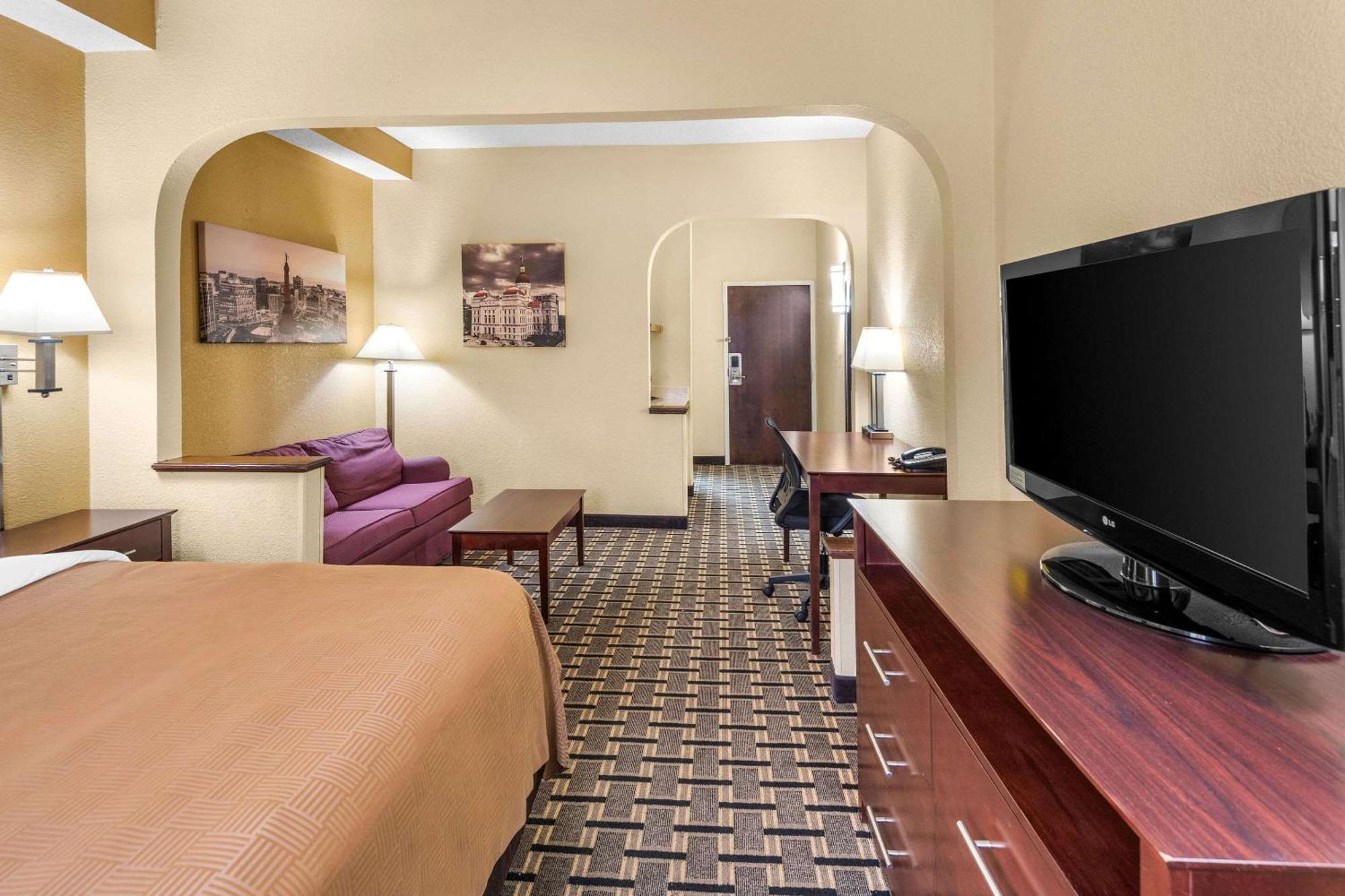 Clarion Inn & Suites Northwest Indianapolis Zewnętrze zdjęcie