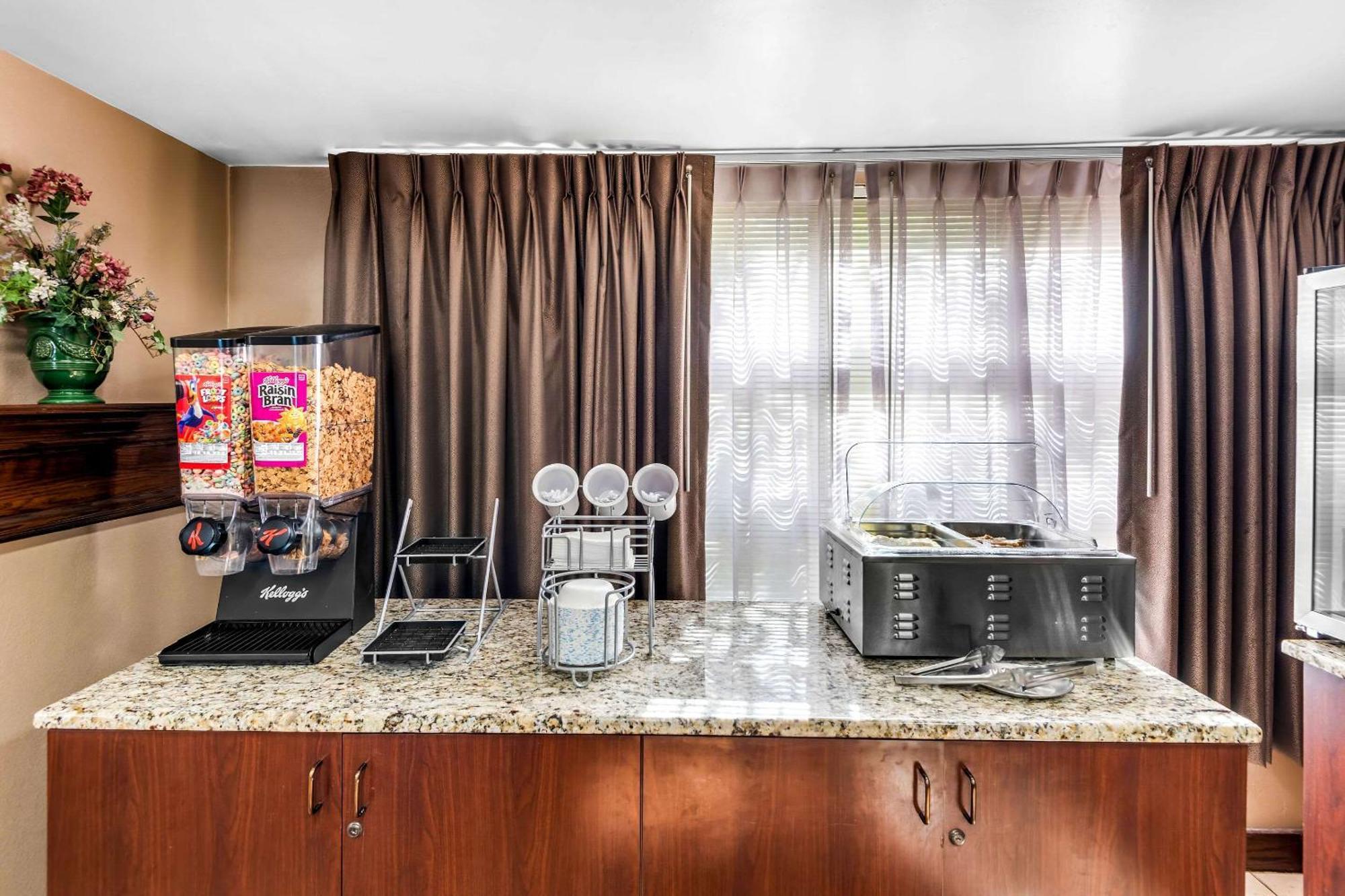 Clarion Inn & Suites Northwest Indianapolis Zewnętrze zdjęcie