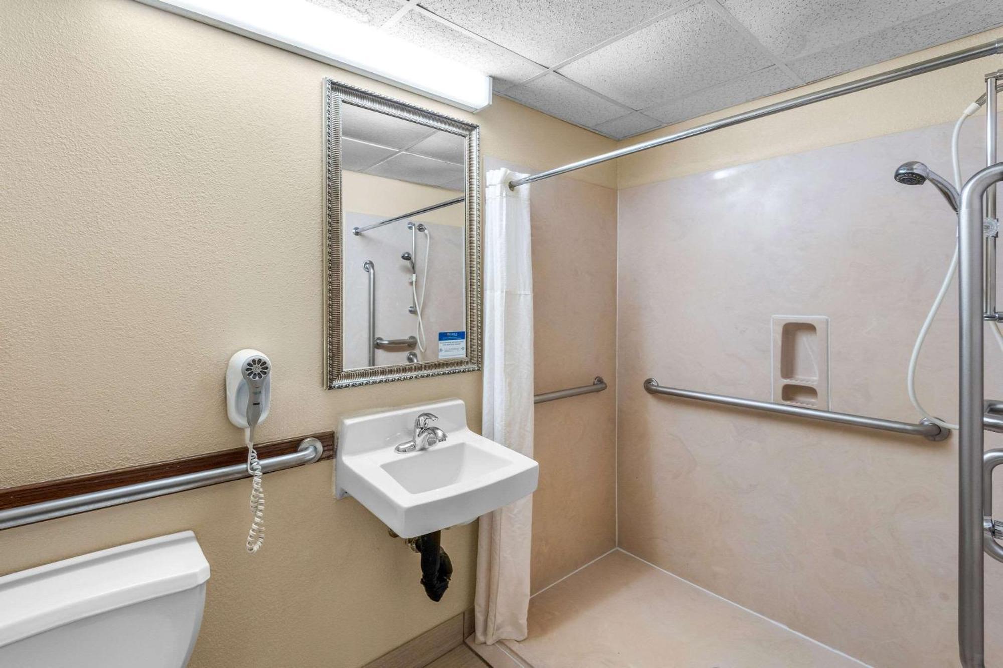 Clarion Inn & Suites Northwest Indianapolis Zewnętrze zdjęcie
