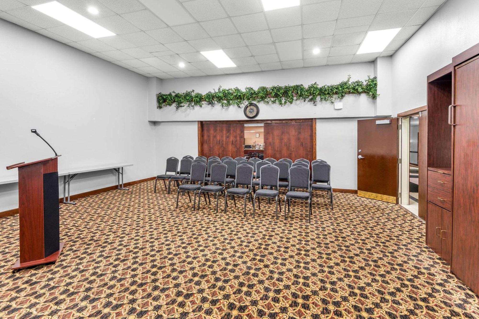 Clarion Inn & Suites Northwest Indianapolis Zewnętrze zdjęcie